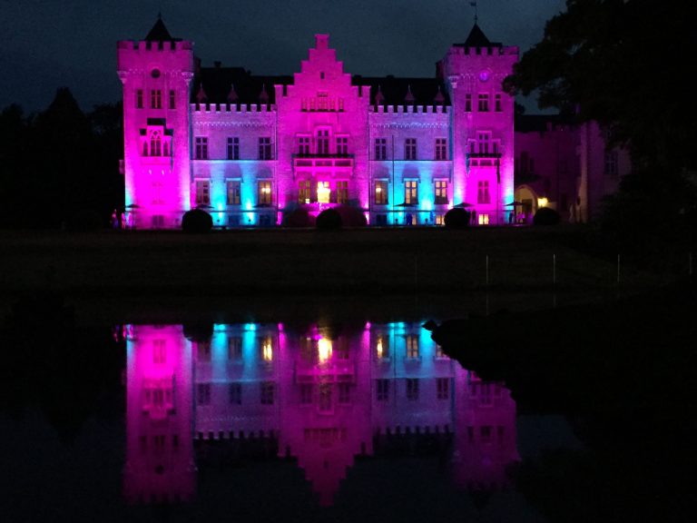 Schloss Herdringen in schoenem Farbkonzept ausgeleuchtet